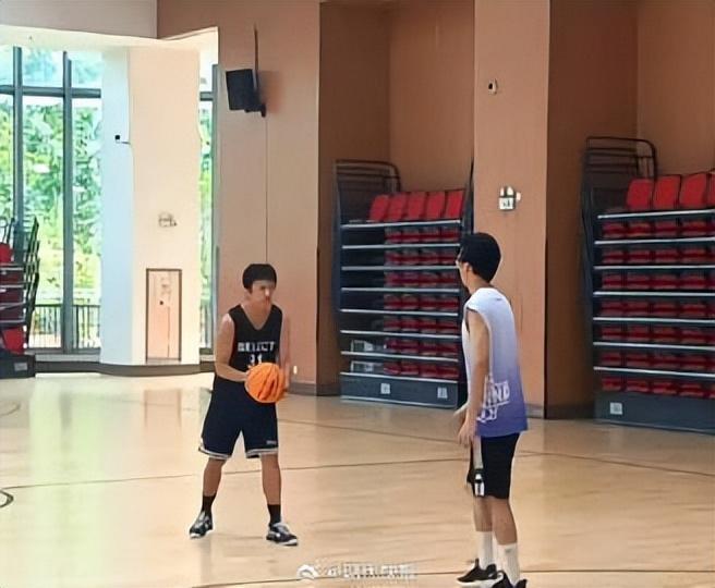 上俏皮狗头, src, 为了打篮球